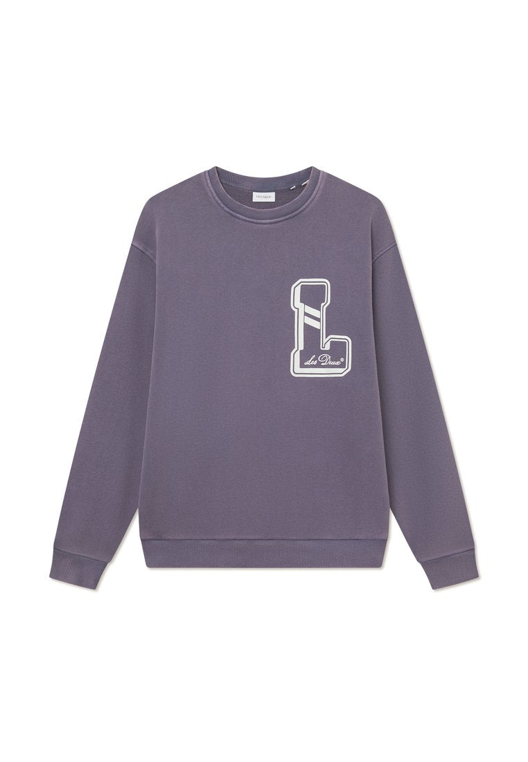 Lila Sweatshirt mit Rundhalsausschnitt, gerippten Bündchen und Saum. Mit einem weißen Logo und Akzentdetails auf der Brusttasche.