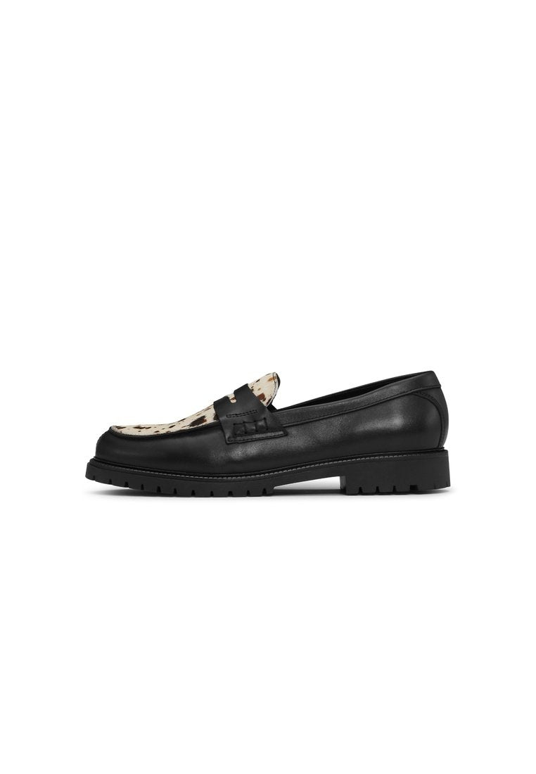 Schwarzer Leder-Slipper mit einem strukturierten Creme- und Schwarz-Musterakzent am oberen Teil. Verfügt über eine robuste Sohle und dekorative Beschläge.
