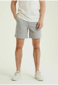 Graue Shorts mit zwei Fronttaschen, aus leichtem Stoff, mit geradem Schnitt und umgeschlagenem Saum. Kombiniert mit weißen Sneakern.
