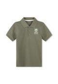 Olivgrünes Poloshirt aus Baumwolle mit Kragen, Knopfleiste mit drei Knöpfen und weißem Timberland-Logo auf der linken Brust.