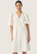 Weißes knielanges Kleid mit Puffärmeln, V-Ausschnitt und strukturiertem Stoff mit kleinen Lochmustern. Lässiges und fließendes Design.