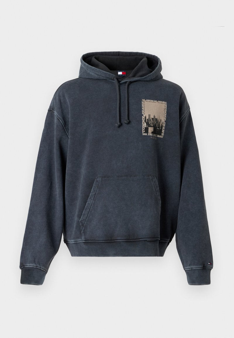 Dunkelgrauer Hoodie mit Vordertasche, Kordelzugkapuze und quadratischem Grafikdesign auf der Brust. Hergestellt aus weichem, aufgerautem Stoff.