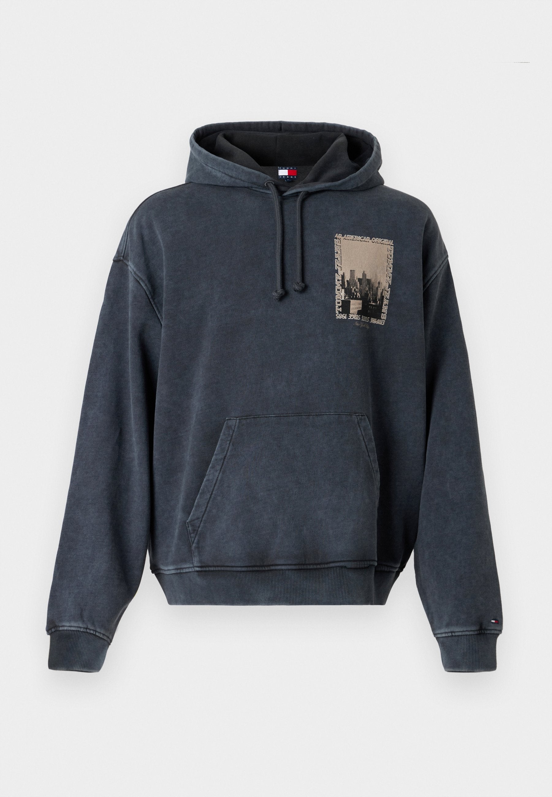 Dunkelgrauer Hoodie mit Vordertasche, Kordelzugkapuze und quadratischem Grafikdesign auf der Brust. Hergestellt aus weichem, aufgerautem Stoff.