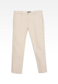 Beige Baumwollchinos mit geradem Bein, Fronttaschen und Knopfverschluss. Sie zeichnen sich durch eine glatte Textur und klare Linien aus.