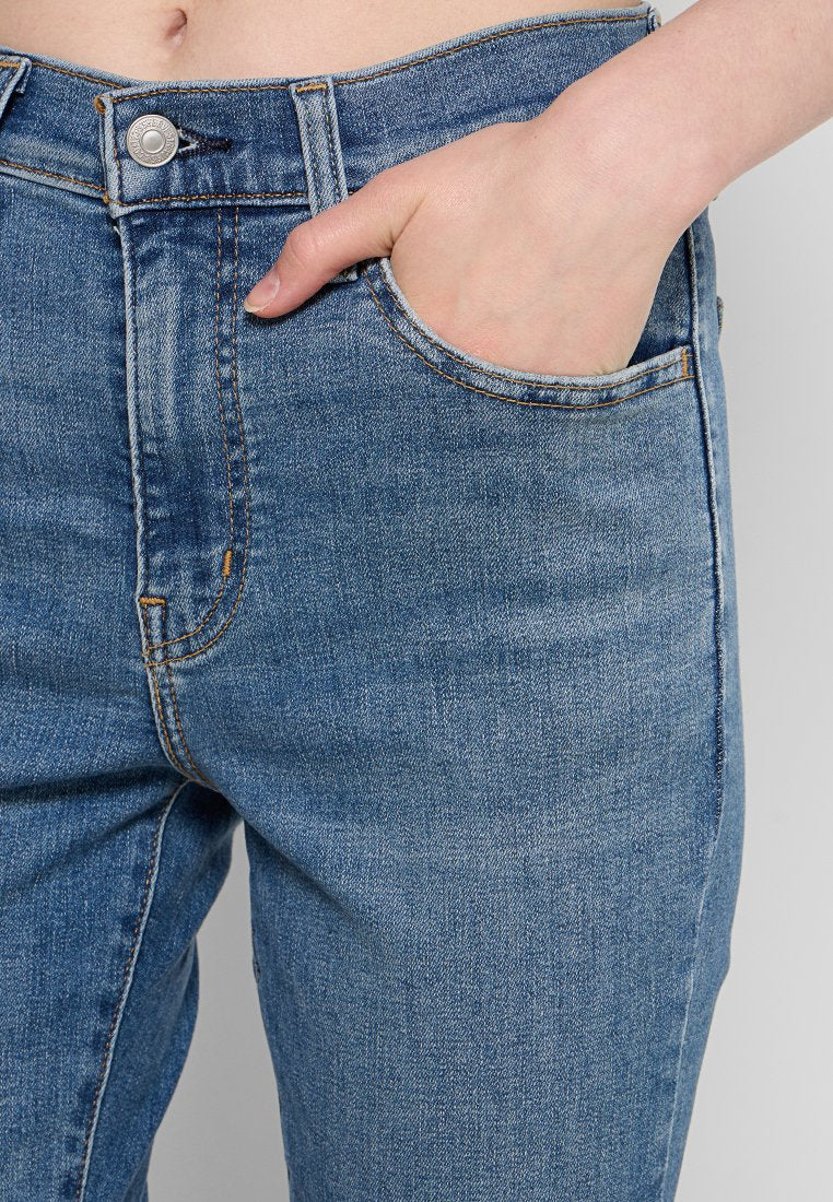 Levi's® 720® HIGH RISE SUPER SKINNY