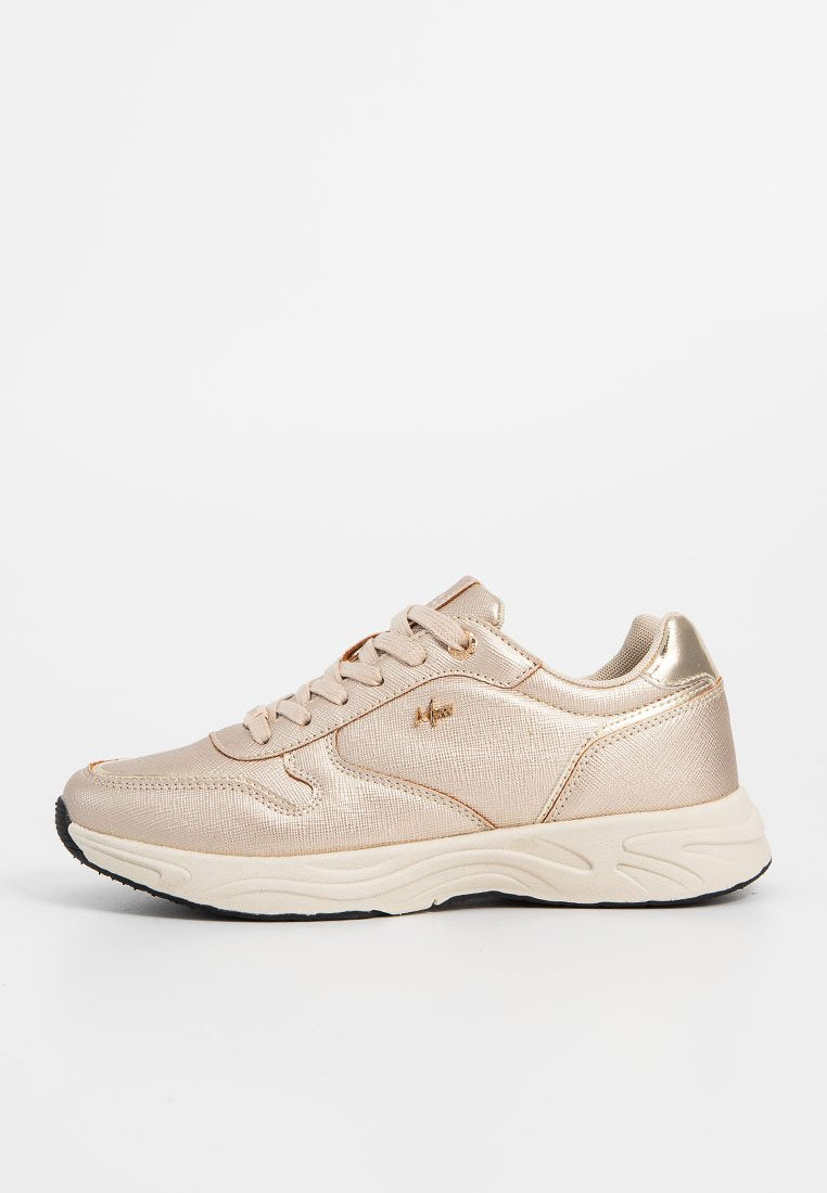 Helle goldene Sportschuh mit texturiertem Obermaterial und glatten Akzenten. Verfügt über eine dicke weiße Zwischensohle und schwarze Außensohle. Schnürdesign.