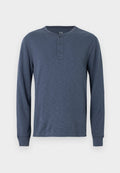 Dunkelblaues Langarm-Henley-Shirt mit strukturierter Oberfläche, rundem Halsausschnitt und einer drei Knopfreihe am Brustbereich.
