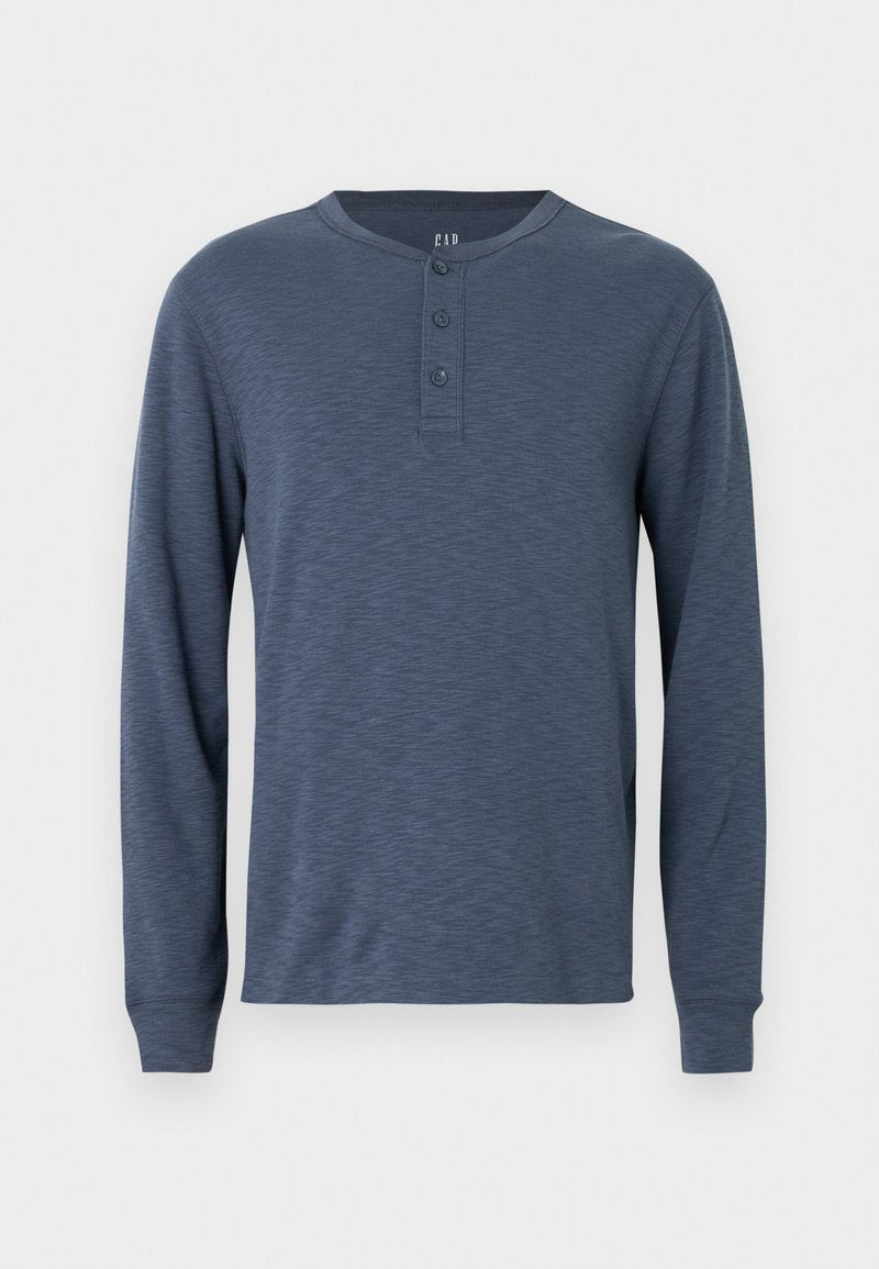 Dunkelblaues Langarm-Henley-Shirt mit strukturierter Oberfläche, rundem Halsausschnitt und einer drei Knopfreihe am Brustbereich.