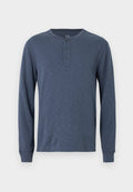 Dunkelblaues Langarm-Henley-Shirt mit strukturierter Oberfläche, rundem Halsausschnitt und einer drei Knopfreihe am Brustbereich.