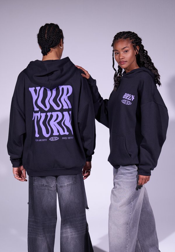 YOURTURN by Zalando UNISEX OVERSIZED FIT DISTORTED PRINT HOODIE
