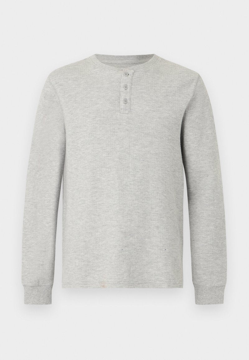 Hellgraues langärmliges Thermoshirt mit rundem Ausschnitt und dreiknöpfiger Knopfleiste, mit gerippten Bündchen und strukturiertem Strickstoff.