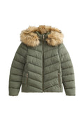 Olivgrüne, gesteppte Winterjacke mit Frontreißverschluss, Reißverschlusstaschen und großer Kapuze mit beigem Kunstpelzbesatz.