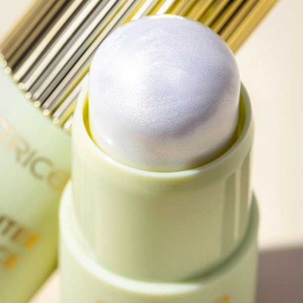 Highlighter Pistachio Cream Delight Cream Stick C01 Glaze of Glory CATRICE
