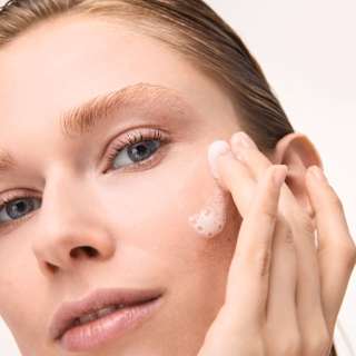 Primer Soft Glam Foam 010 Beyond The Cloud CATRICE