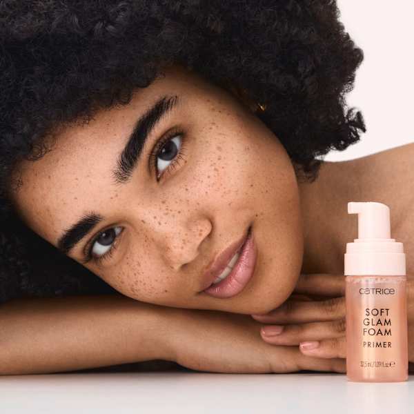 Primer Soft Glam Foam 010 Beyond The Cloud CATRICE