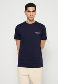Navy-blaue Baumwoll-T-Shirt mit kurzen Ärmeln, rundem Halsausschnitt und einem weißen Brustlogo "LES DEUX". Sanfte Textur, normale Passform.