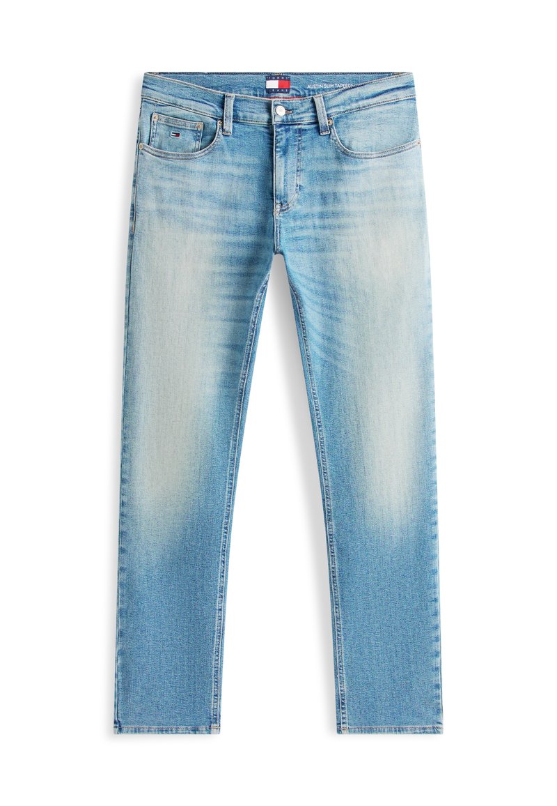 Hellblaue, ausgewaschene Jeans mit geradem Bein, fünf Taschen und Knopfleiste, mit kleinem Tommy Hilfiger Logo an der Münztasche.