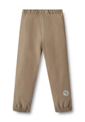 Beige Hose mit elastischem Bund und gerafften Bündchen, mit einem runden weißen Logo am unteren Bein. Glatter, leichter Stoff.