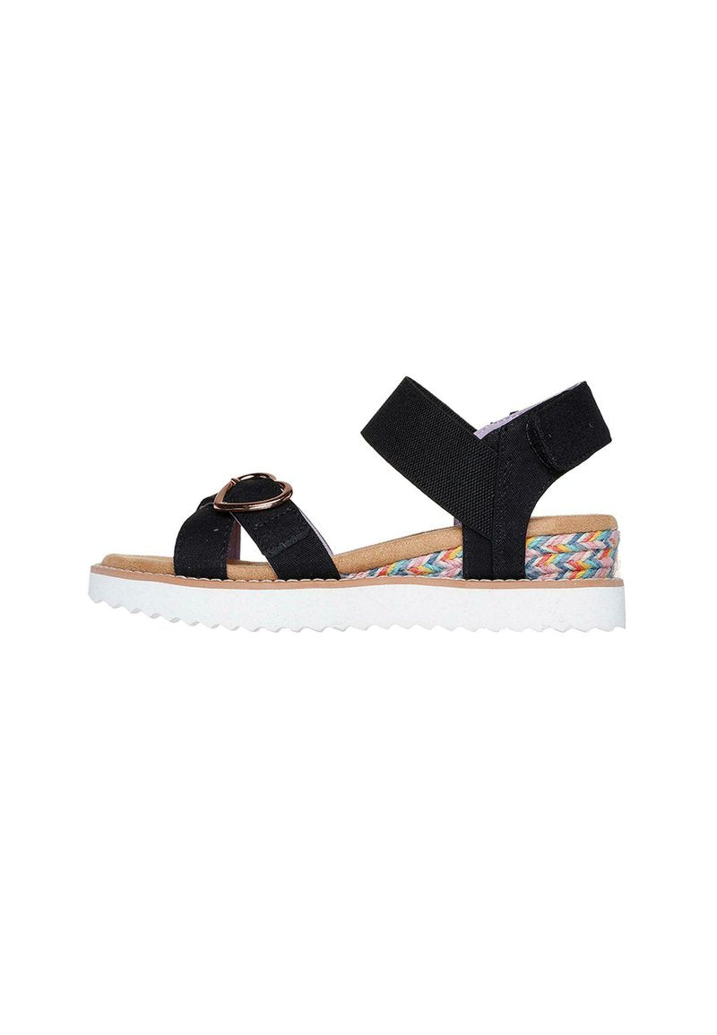 Schwarze Stoffsandalen mit einem verstellbaren Riemen und Schnalle, strukturiertem Sohle, mehrfarbigem gewebtem Detail auf dem Keil und weißer Außensohle.
