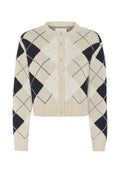 Strickjacke in Creme, Marineblau und Beige. Mit einem Argyle-Muster, rundem Ausschnitt und Knopfleiste vorne. Kürzere Passform.