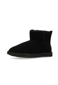 Schwarze Wildleder-Stiefeletten mit runder Zehenpartie, weicher Innenausstattung und flacher Gummisohle. Einfaches Design ohne sichtbare Metallteile.
