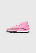 Pinke Sportschuhe mit einer hohen Ferse, ausgestattet mit einem schwarzen Swoosh, strukturiertem Obermaterial und schwarzer Gummisohle für besseren Halt.