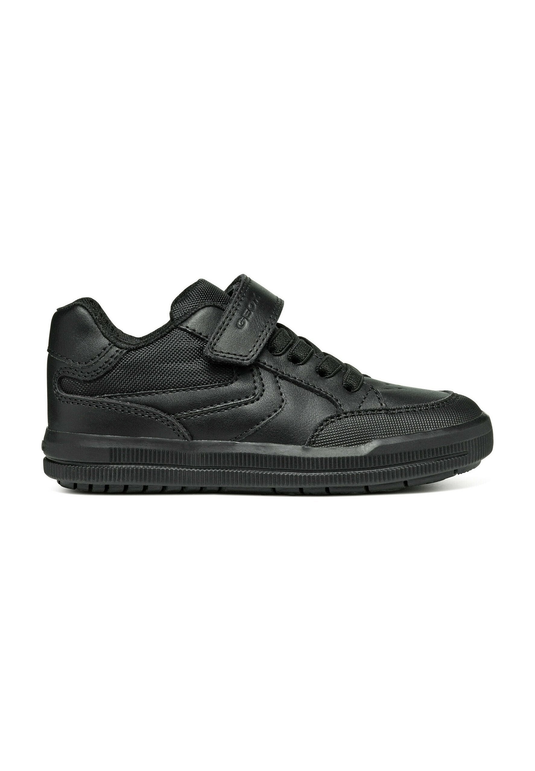Schwarze Turnschuhe mit einer Kombination aus glattem Leder und Mesh-Stoff, im Low-Top-Design, Schnürung vorne mit einem Klettverschluss und einer strukturierten Gummisohle.