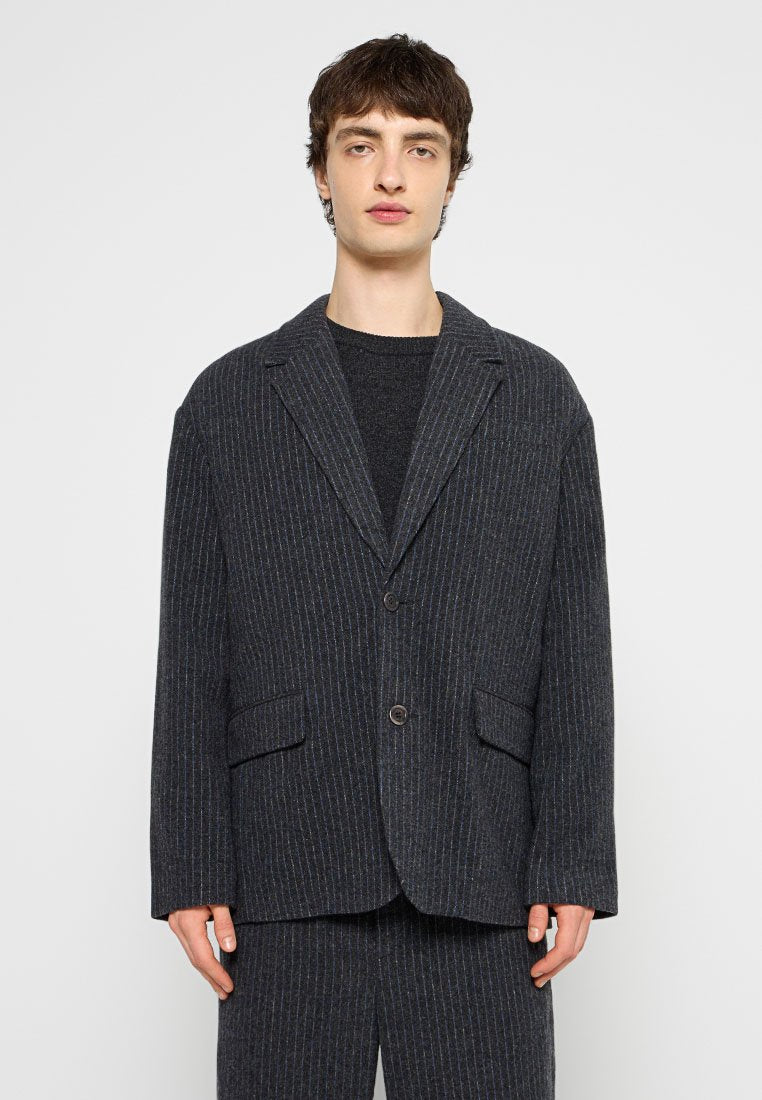 Dunkelgrauer, gestreifter Blazer aus einem strukturierten Stoff. Mit aufschlagbarem Revers, zwei Vordertaschen und einer Zwei-Knopf-Verschluss.