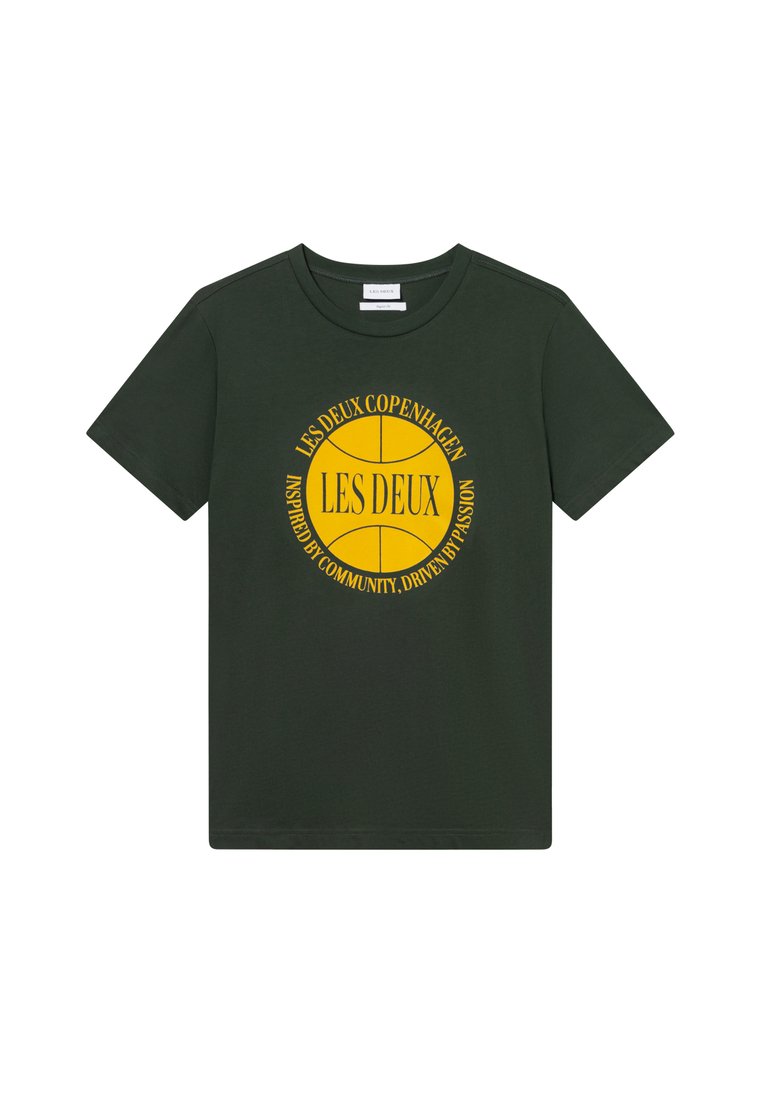 Grünes Baumwoll-T-Shirt mit rundem Ausschnitt. Gelber Grafikdruck mit "LES DEUX COPENHAGEN" und Basketball-Design auf der Vorderseite.