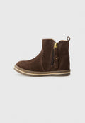 Braune Wildleder-Stiefelette mit seitlichem Reißverschluss, runder Zehenform und strukturiertem Gummisohle, die dekorative Nähte und ein kleines Blumenakzent aufweist.