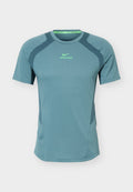 Hellblaues Nike Pro kurzärmliges Sportshirt mit dunklen Mesh-Einsätzen an Schultern und Seiten und neongrünem Logo auf Brust und Kragen.