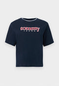 Marineblaues Baumwoll-T-Shirt mit kurzen Ärmeln, das "tommy JEANS"-Logo in kräftiger roter und weißer Stickerei über der Brust aufweist.