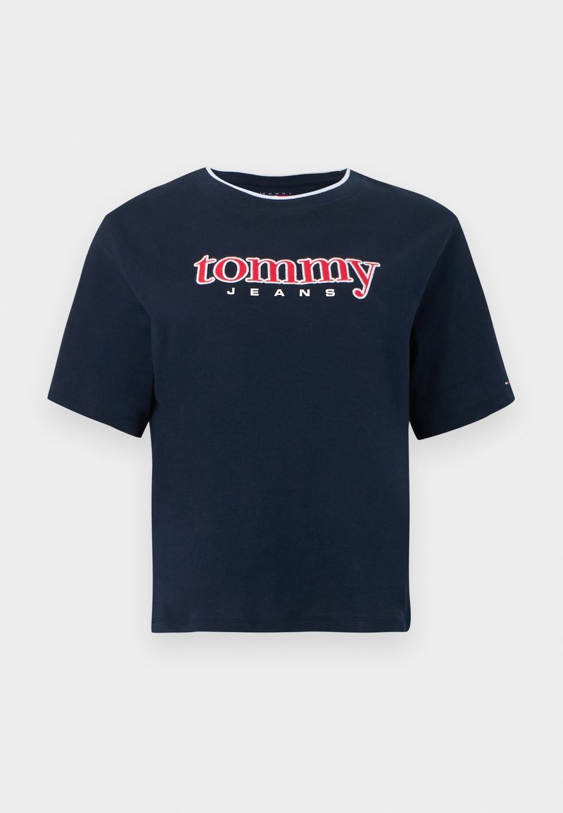 Marineblaues Baumwoll-T-Shirt mit kurzen Ärmeln, das "tommy JEANS"-Logo in kräftiger roter und weißer Stickerei über der Brust aufweist.