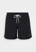 Schwarze Badeshorts mit strukturiertem Finish, elastischem Bund und weißem Kordelzug. Mit einem Logo-Akzent auf der unteren linken Seite.