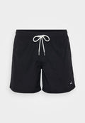 Schwarze Badeshorts mit strukturiertem Finish, elastischem Bund und weißem Kordelzug. Mit einem Logo-Akzent auf der unteren linken Seite.