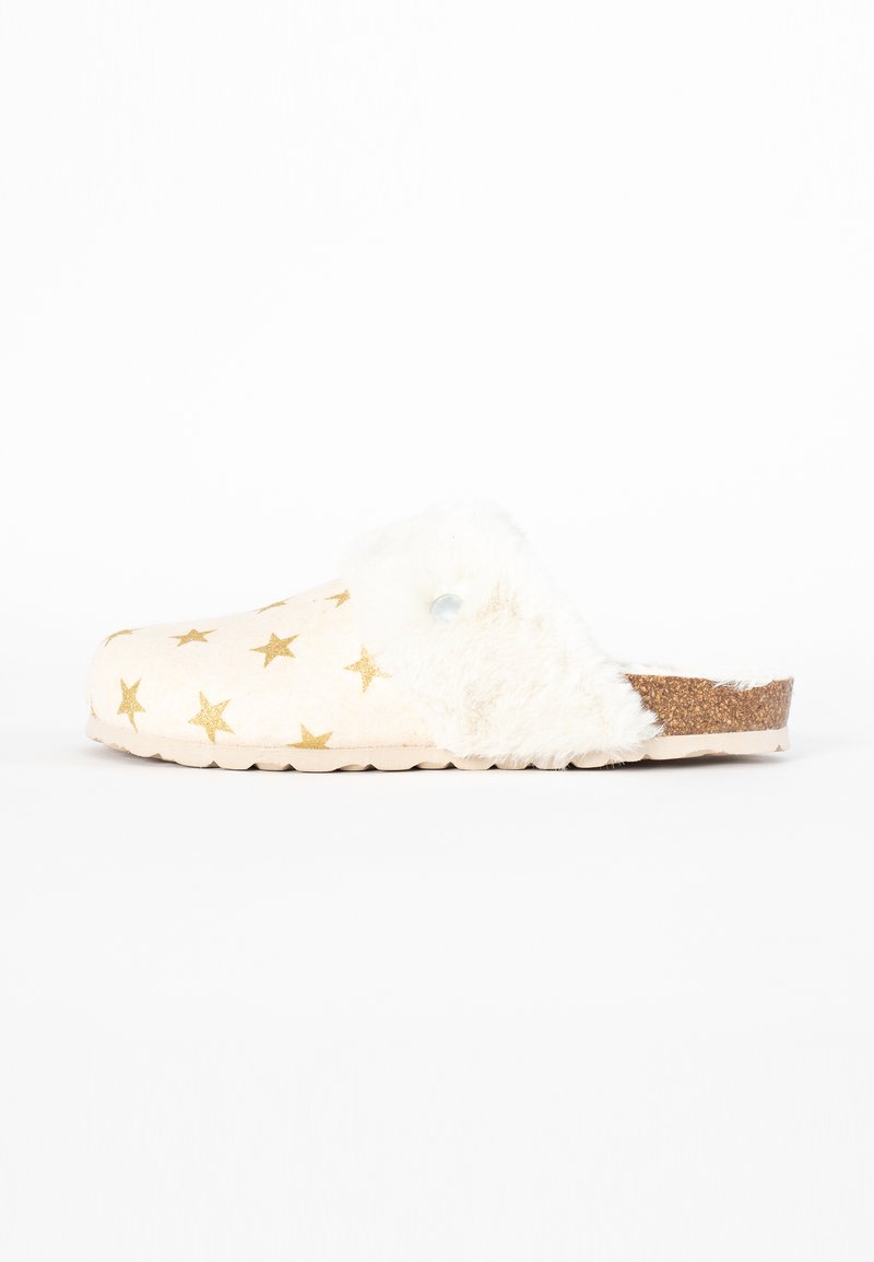 Flauschiger weißer Clog, verziert mit goldenen Sternen, mit einem weichen, plüschigen Obermaterial, Korksohle und einem dekorativen Knopfakzent.