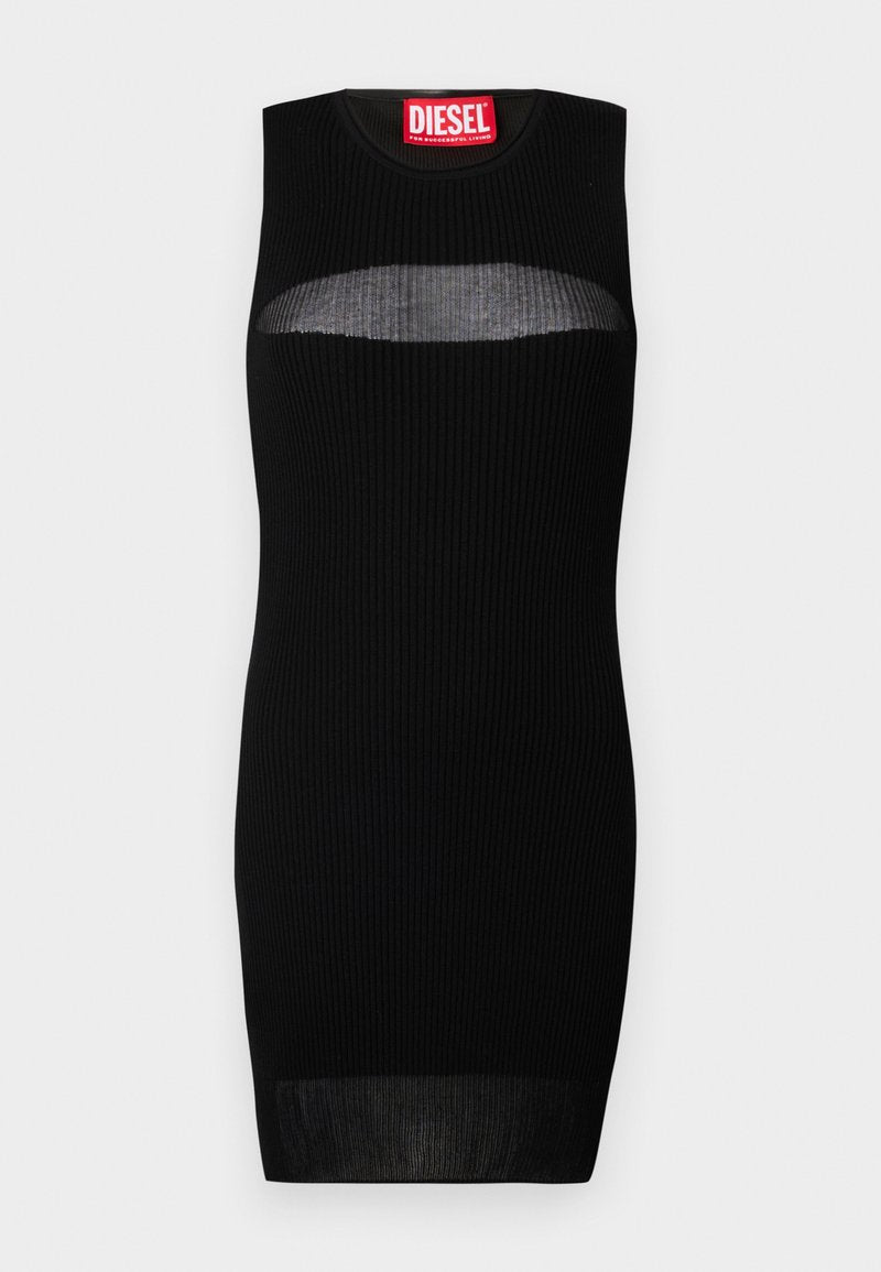 Schwarzes ärmelloses Kleid mit gerippter Textur, das einen semi-transparenten Ausschnitt an der Brust hat. Das Etikett trägt "DIESEL" in fettroter Schrift.