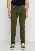Olivgrüne Baumwollhosen mit schmaler Passform, Fünf-Taschen-Design, Knopfverschluss vorne und strukturiertem Stoff. Getragen mit creme- und graufarbenen Sneakers.