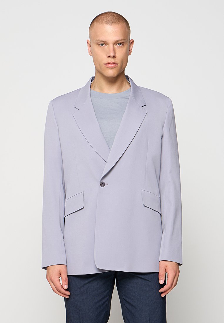 Hellgrauer Blazer aus glattem Stoff, mit Reverskragen, Ein-Knopf-Verschluss und zwei vorderen Taschen. Taillierte Passform.
