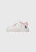 Weißer Kindersneaker mit rosa Akzenten, Klettverschluss, Schnürsenkeln und silbernem Detail an der Ferse, von der linken Seite vor einfarbigem Hintergrund gezeigt.
