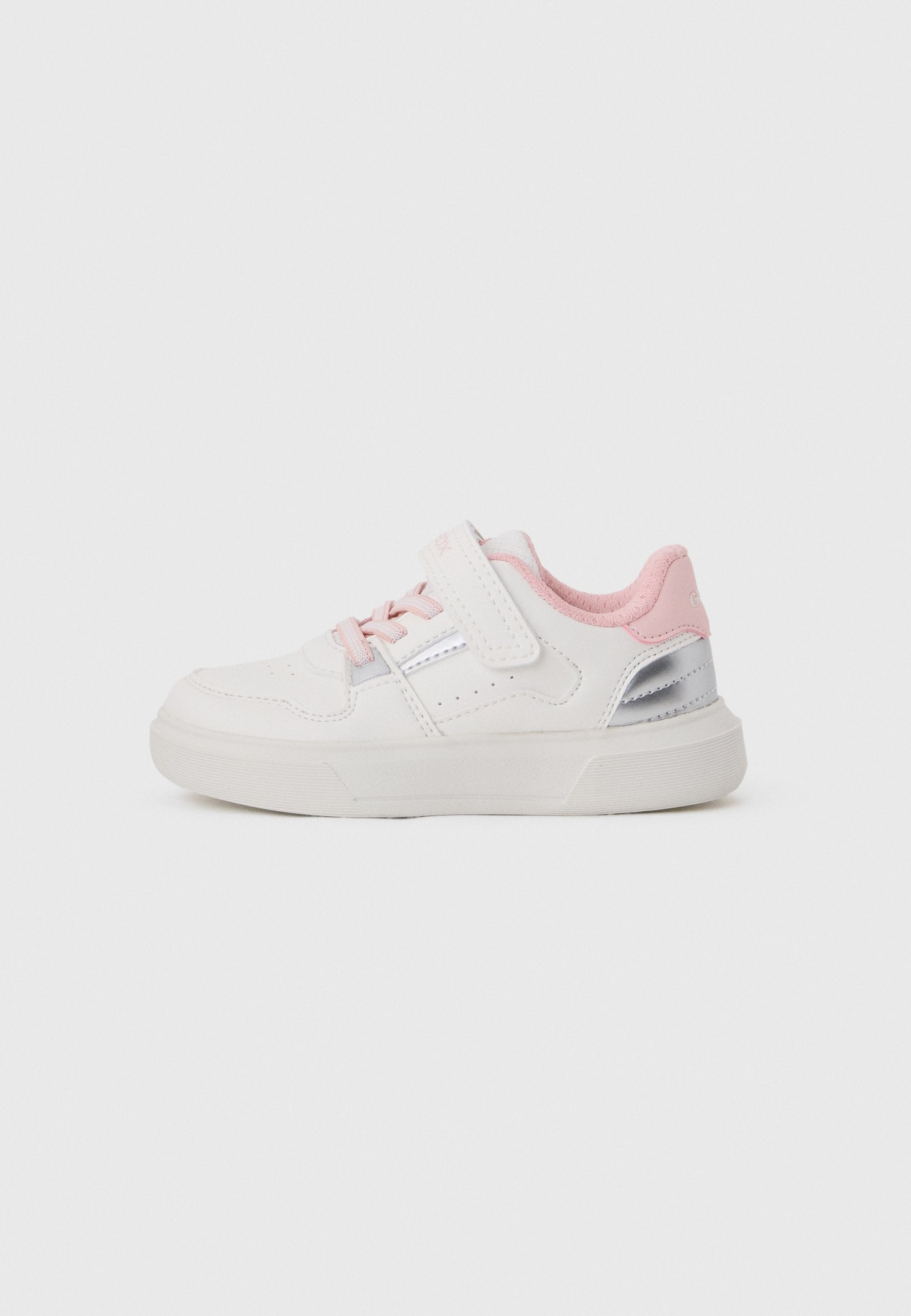 Weißer Kindersneaker mit rosa Akzenten, Klettverschluss, Schnürsenkeln und silbernem Detail an der Ferse, von der linken Seite vor einfarbigem Hintergrund gezeigt.
