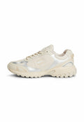 Beige und silberne Athletik-Sneaker mit strukturiertem Mesh-Obermaterial, dicker Sohle und Schnürverschluss, von der Außenseite auf weißem Hintergrund gezeigt.