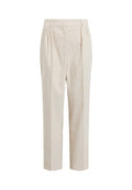 Beige Leinenhose mit gefaltetem Frontteil, geraden Beinen und Seitentaschen. Der Stoff hat eine weiche, strukturierte Oberfläche. Verstellbarer Bund.