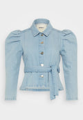 Helles blauer Jeansjacke mit einem Kragen, gepufften Ärmeln, fünf metallischen Knopfverschlüssen, Taillengürtel und einer taillierten Silhouette.