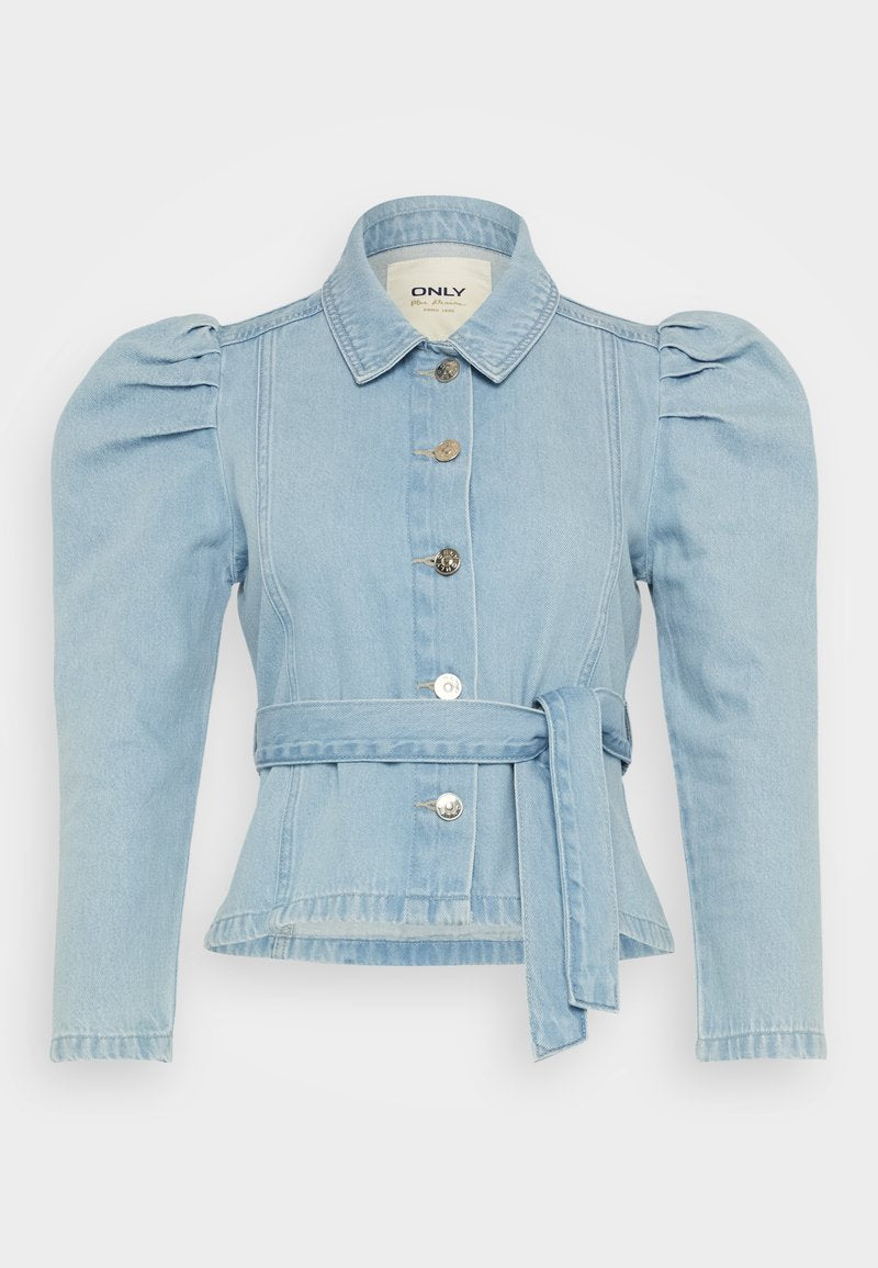 Helles blauer Jeansjacke mit einem Kragen, gepufften Ärmeln, fünf metallischen Knopfverschlüssen, Taillengürtel und einer taillierten Silhouette.