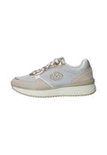 Sneaker aus einer Mischung aus Mesh- und Wildledermaterialien in Hellgrau und Beige, mit metallischen Akzenten und einer strukturierten Sohle.