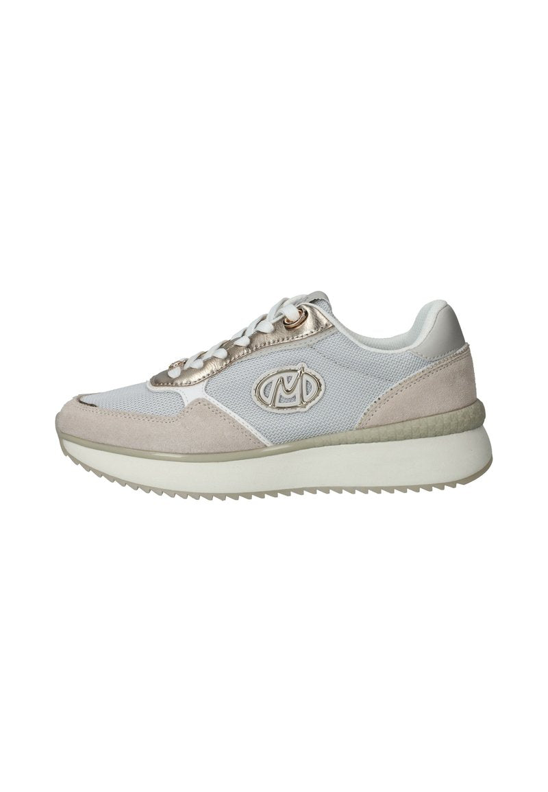Sneaker aus einer Mischung aus Mesh- und Wildledermaterialien in Hellgrau und Beige, mit metallischen Akzenten und einer strukturierten Sohle.