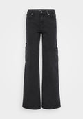 Schwarze Jeans-Cargo-Hose mit weitem Bein, ausgestattet mit seitlichen Taschen und einem klassischen Fünf-Taschen-Layout. Strukturiertes Material mit matter Oberfläche.