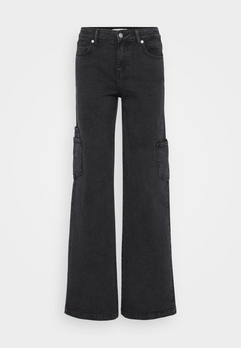 Schwarze Jeans-Cargo-Hose mit weitem Bein, ausgestattet mit seitlichen Taschen und einem klassischen Fünf-Taschen-Layout. Strukturiertes Material mit matter Oberfläche.