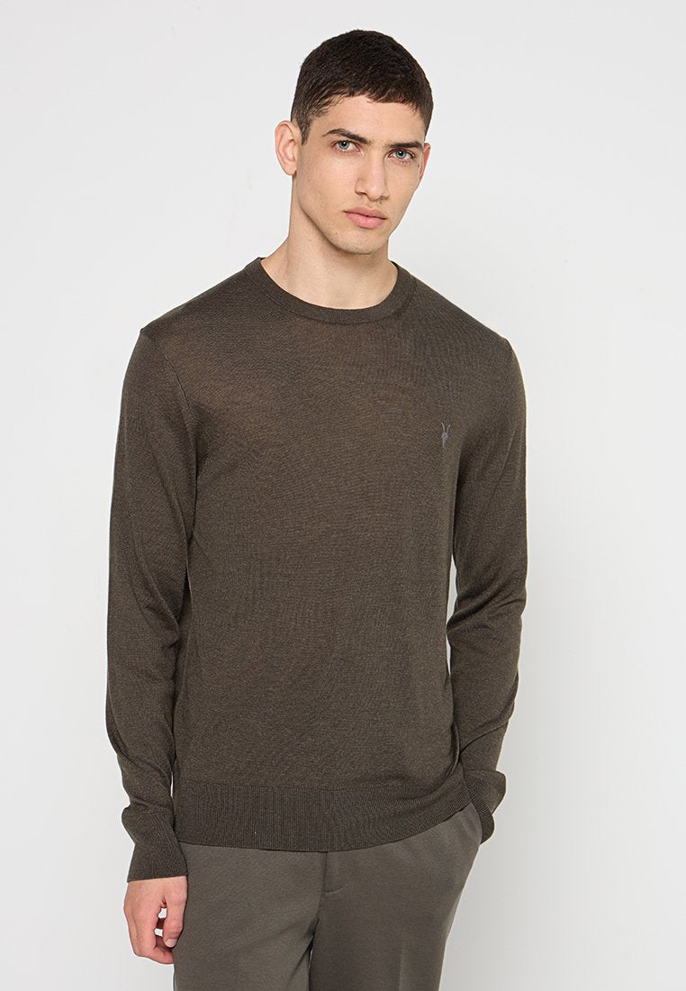 Dunkelolivgrüner, langärmeliger Pullover mit Rundhalsausschnitt, gerippten Bündchen und Saum, der ein dezentes Logo auf der Brust zeigt und aus einem strukturierten Strickmaterial besteht.
